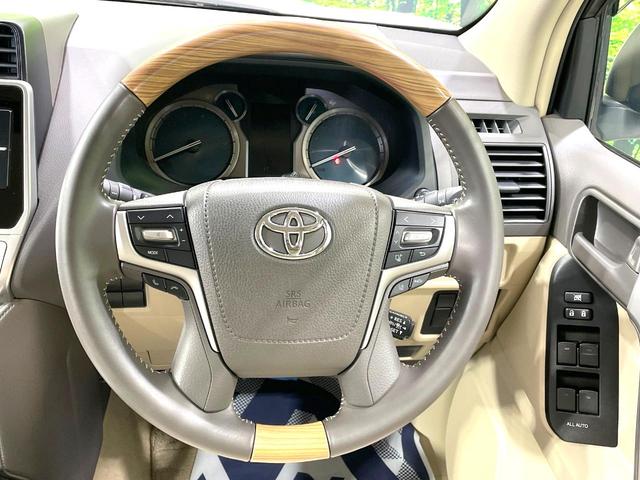 【ウッドコンビステアリング】高級感ある木目調パーツを採用した手に良く馴染むコンビハンドル。運転席廻りの雰囲気も一気に豪華になります！