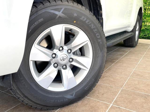 【純正１７インチアルミホイール】外観にマッチした純正アルミホイールを装着しております。各種社外アルミホイールや、スタッドレスタイヤも取扱いしております。是非ご相談ください♪