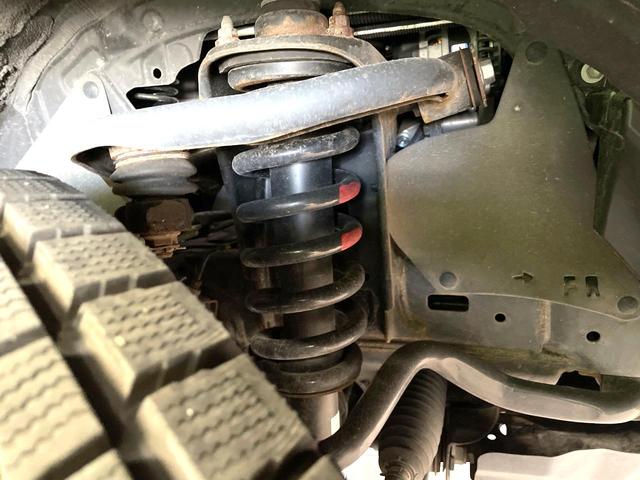 お車を安心してお乗りいただく為には、足回りの定期点検が欠かせません。サービスサポート（有償保証）では無料点検もご提供しており、安心のカーライフをお過ごしいただけるサポート体制が整っています。