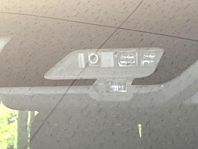 【三菱ｅ-Ａｓｓｉｓｔ】走行中に前方の車両等を認識し、衝突しそうな時は警報とブレーキで衝突回避と被害軽減をアシスト。より安全にドライブをお楽しみいただけます。