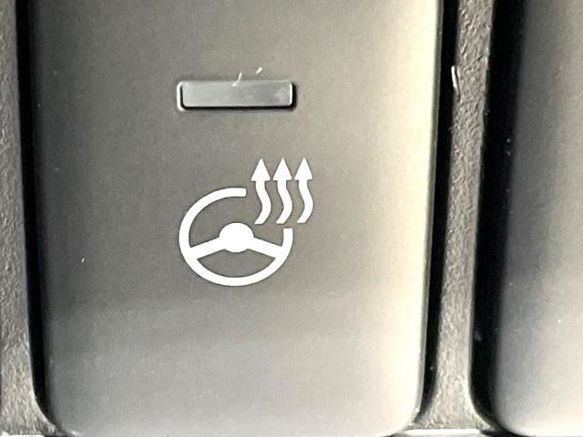 【ステアリングヒーター】冬場に冷たくなりやすい革巻きステアリングを、スイッチ一つで素早く適温に！エアコンよりも早く温まってくれるので、寒い日の運転も快適になりますね♪