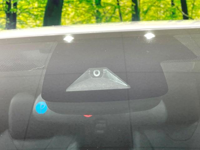 プリウス Sツーリングセレクション 純正SDナビ バックカメラ トヨタセーフティセンス レーダークルーズ 禁煙車 レザーシート コーナーセンサー スマートキー LEDヘッド ビルトインETC オートハイビーム 車線逸脱警報 オートライト(3枚目)