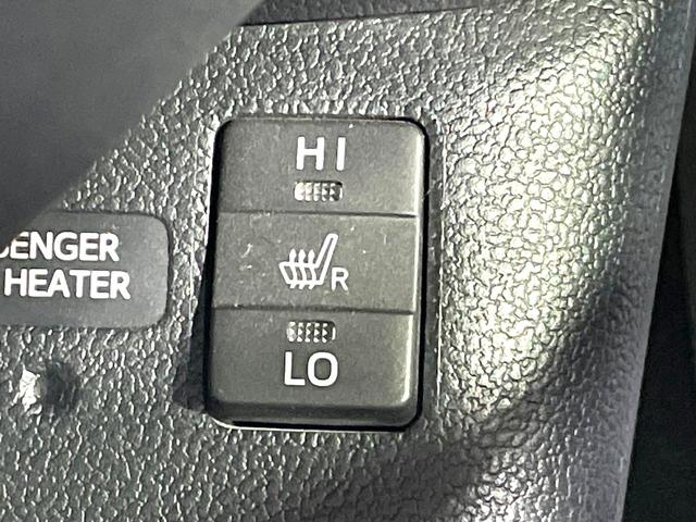 プリウス Sツーリングセレクション 純正SDナビ バックカメラ トヨタセーフティセンス レーダークルーズ 禁煙車 レザーシート コーナーセンサー スマートキー LEDヘッド ビルトインETC オートハイビーム 車線逸脱警報 オートライト(7枚目)