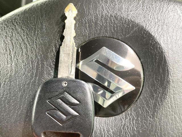 【キーレス】少し離れた場所からでもボタン一つでドアの開錠・施錠ができるのでとっても便利！ドアの鍵穴周りに傷をつけることもありません♪