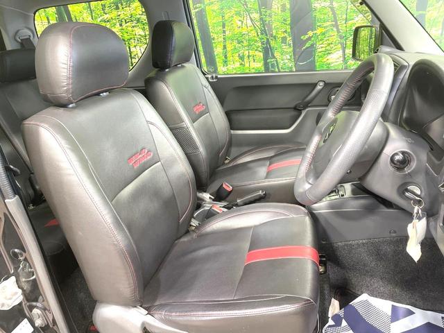 【合皮レザーシート】汚れのふき取りが容易でメンテナンスもが簡単な、機能性に優れる合成皮革を採用した上質なシートです。座り心地もよく、高級感あふれる心地良い車内空間を演出してくれます。