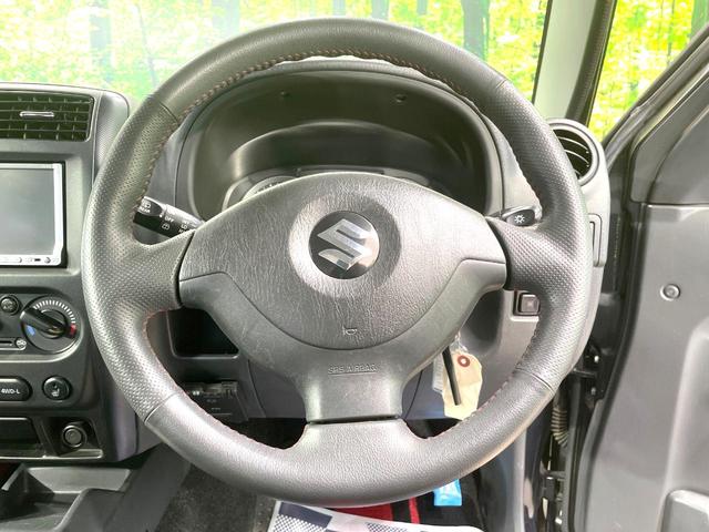 インテリアに合わせたデザインのステアリングは、運転される方のことも考え、運転しやすい形状、大きさです。是非一度、実際に触ってお確かめください。