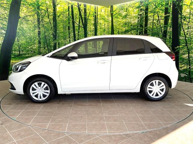 フィット ｅ：ＨＥＶホーム　ＳＤナビ　バックカメラ　衝突被害軽減システム　禁煙車　ハーフレザーシート　コーナーセンサー　スマートキー　ＬＥＤヘッド　ＥＴＣ　オートハイビーム　車線逸脱警報　オートライト　オートエアコン（30枚目）