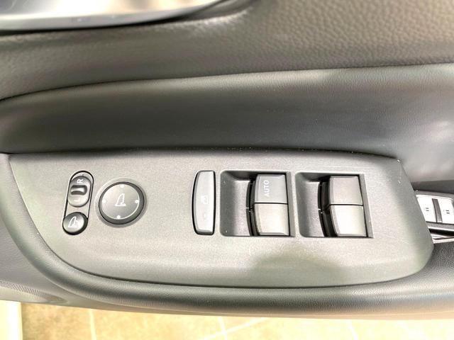 フィット ｅ：ＨＥＶホーム　ＳＤナビ　バックカメラ　衝突被害軽減システム　禁煙車　ハーフレザーシート　コーナーセンサー　スマートキー　ＬＥＤヘッド　ＥＴＣ　オートハイビーム　車線逸脱警報　オートライト　オートエアコン（39枚目）