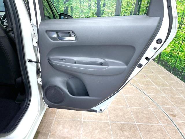 フィット ｅ：ＨＥＶホーム　ＳＤナビ　バックカメラ　衝突被害軽減システム　禁煙車　ハーフレザーシート　コーナーセンサー　スマートキー　ＬＥＤヘッド　ＥＴＣ　オートハイビーム　車線逸脱警報　オートライト　オートエアコン（41枚目）