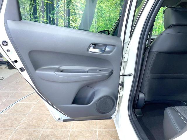 フィット ｅ：ＨＥＶホーム　ＳＤナビ　バックカメラ　衝突被害軽減システム　禁煙車　ハーフレザーシート　コーナーセンサー　スマートキー　ＬＥＤヘッド　ＥＴＣ　オートハイビーム　車線逸脱警報　オートライト　オートエアコン（43枚目）