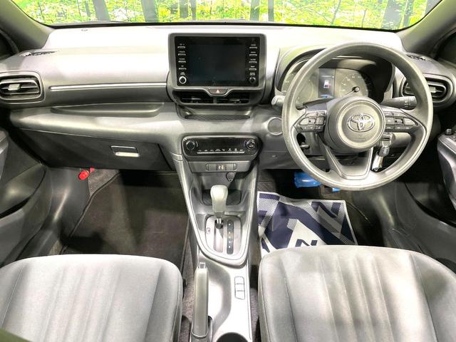 ヤリス ハイブリッドＸ　バックカメラ　８型ディスプレイオーディオ　１００Ｖ電源　トヨタセーフティセンス　レーダークルーズ　禁煙車　ＥＴＣ　オートハイビーム　車線逸脱警報　オートライト　オートエアコン　Ｂｌｕｅｔｏｏｔｈ（2枚目）