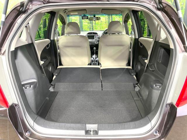 フィット Ｇ　ＨＤＤナビ　バックカメラ　ドライブレコーダー　スマートキー　ＬＥＤヘッド　ＥＴＣ　ＣＤ　ＤＶＤ再生　プライバシーガラス　ドアバイザー　アイドリングストップ　禁煙車（10枚目）