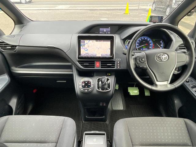 ヴォクシー ハイブリッドＶ　両側電動スライド　純正ナビ　シートヒーター　クルコン　スマートキー　バックカメラ　禁煙車　ドラレコ　ＬＥＤヘッド　オートライト　デュアルエアコン　リアエアコン　Ｂｌｕｅｔｏｏｔｈ　ＣＤ　ＤＶＤ再生（2枚目）