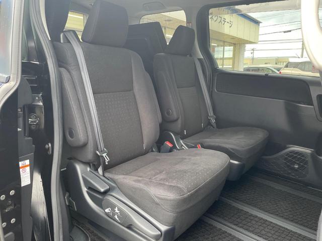 ヴォクシー ハイブリッドＶ　両側電動スライド　純正ナビ　シートヒーター　クルコン　スマートキー　バックカメラ　禁煙車　ドラレコ　ＬＥＤヘッド　オートライト　デュアルエアコン　リアエアコン　Ｂｌｕｅｔｏｏｔｈ　ＣＤ　ＤＶＤ再生（9枚目）