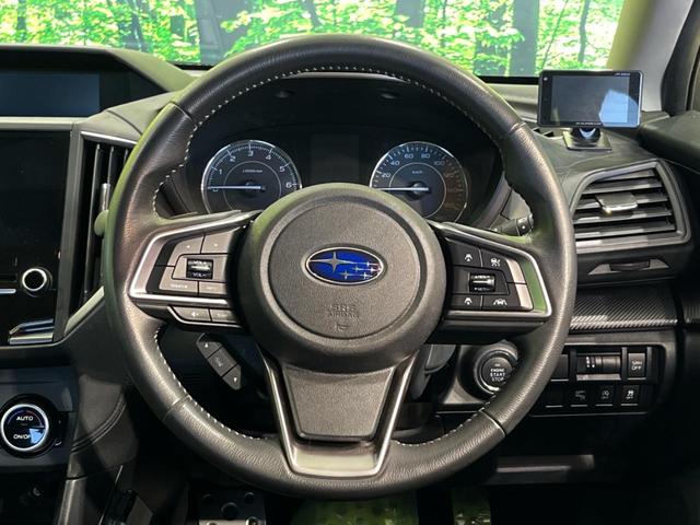 �C���e���A�ɍ��킹���f�U�C���̃X�e�A�����O�́A�^�]�������̂��Ƃ��l���A�^�]���₷���`��A�傫���ł��B�����x�A���ۂɐG���Ă��m���߂��������B