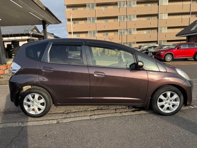 フィットハイブリッド ハイブリッド・10thアニバーサリー 10周年記念車 東海仕入 ナビTV Bluetooth スマートキー ディスチャージヘッドライト クルコン 純正アルミ(4枚目)