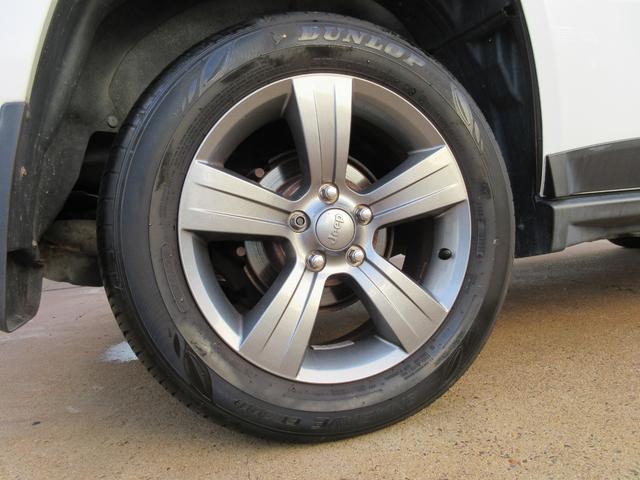 ジープ・コンパス ノース　４ＷＤ　特別仕様車　クルーズコントロール　ルーフレール　レザー調シートカバー　ＥＴＣ　ＳＤナビ　フルセグＴＶ　バック／サイドカメラ　ＤＶＤ再生　フォグランプ　純正１７インチＡＷ　タイミングチェーン（33枚目）