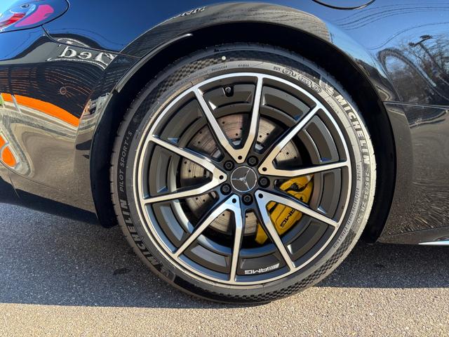 右リアタイヤです。