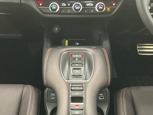 ＺＲ－Ｖ ｅ：ＨＥＶＺ　ＨｏｎｄａＳＥＮＳＩＮＧコネクトナビＲカメラＥＴＣ　盗難防止装置　ＵＳＢ接続　Ｂカメラ　レザー　Ｄレコ　パワ－シ－ト　衝突被害軽減ブレーキ　フルセグ　ＬＥＤライト　サイドＳＲＳ　Ｓヒーター　ＶＳＡ（18枚目）