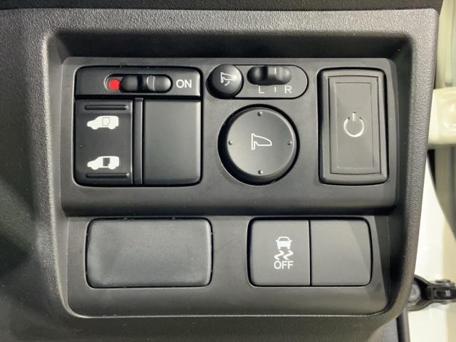 フリードハイブリッド ジャストセレクション　フル装備ＨＤＤナビＲカメラスマートキーＨＩＤ　盗難警報装置　ＶＤＣ　リアカメラ　インテリキー　ナビＴＶ　ウォークスルー　オートクルーズコントロール　３列シート　キーレスエントリー　パワーウィンドウ（29枚目）