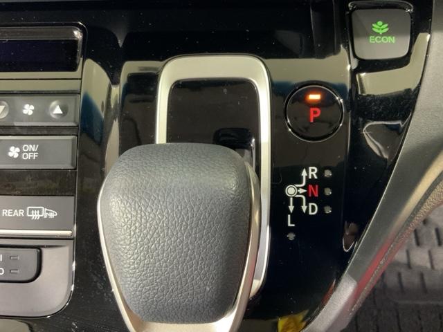 フリードハイブリッド ハイブリッド・Ｇ　ＭナビＲカメラＥＴＣ両側電動ドアスマートキー　バックカメラ装備　両側Ｐドア　記録簿　カーテンエアバック　シートＨ　ＬＥＤライト　ｉ－ＳＴＯＰ　フルオートエアコン　ＤＶＤ再生　ウォークスルー　キーフリー（22枚目）