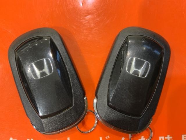 ヴェゼル ｅ：ＨＥＶＰＬａＹ　ＨｏｎｄａＳＥＮＳＩＮＧコネクトナビＲカメラ　衝突被害軽減ブレーキ　カーテンエアバッグ　盗難防止装置　アイドルストップ　Ｐセンサー　ＡＢＳ　ＥＳＣ　フルオートエアコン　リアカメラ　シートヒータ　ＥＴＣ（6枚目）