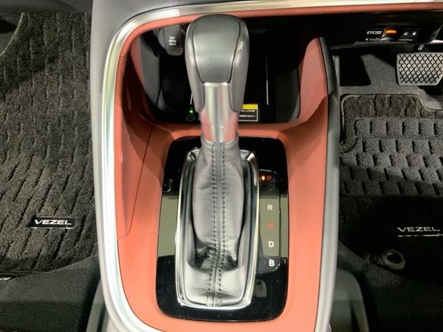 ヴェゼル ｅ：ＨＥＶＰＬａＹ　ＨｏｎｄａＳＥＮＳＩＮＧコネクトナビＲカメラ　衝突被害軽減ブレーキ　カーテンエアバッグ　盗難防止装置　アイドルストップ　Ｐセンサー　ＡＢＳ　ＥＳＣ　フルオートエアコン　リアカメラ　シートヒータ　ＥＴＣ（23枚目）