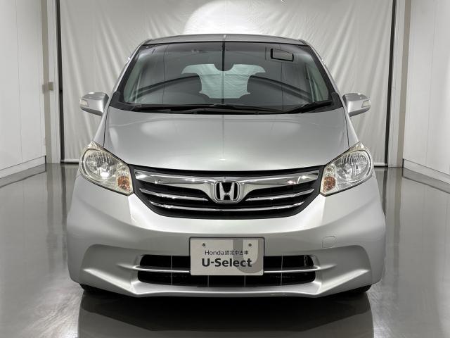 フリード ＧＨ　ＭナビＲカメラＥＴＣ左側電動ドアスマートキー　スマキー　地デジＴＶ　リヤカメラ　ナビＴＶ　横滑り防止機能　イモビライザー　メンテナンスノート　ＡＵＴＯエアコン　キーレス　Ｗエアバッグ　ＤＶＤ　ＳＲＳ（8枚目）