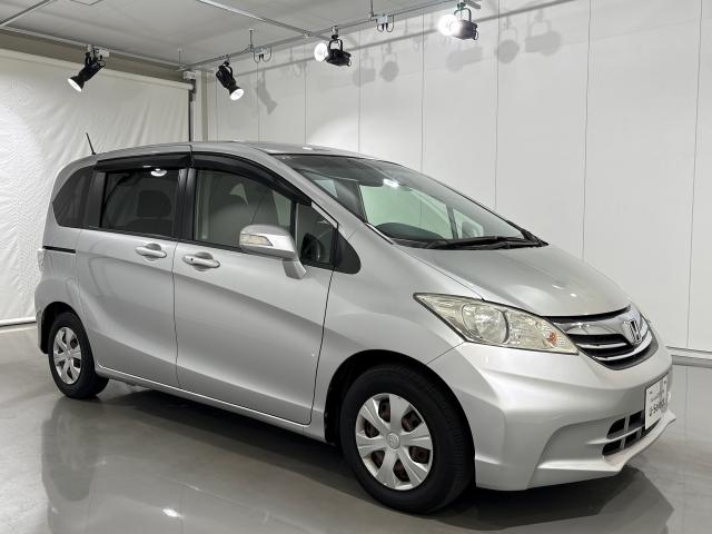 フリード ＧＨ　ＭナビＲカメラＥＴＣ左側電動ドアスマートキー　スマキー　地デジＴＶ　リヤカメラ　ナビＴＶ　横滑り防止機能　イモビライザー　メンテナンスノート　ＡＵＴＯエアコン　キーレス　Ｗエアバッグ　ＤＶＤ　ＳＲＳ（9枚目）