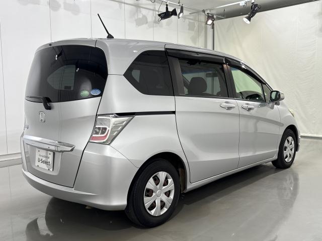 フリード ＧＨ　ＭナビＲカメラＥＴＣ左側電動ドアスマートキー　スマキー　地デジＴＶ　リヤカメラ　ナビＴＶ　横滑り防止機能　イモビライザー　メンテナンスノート　ＡＵＴＯエアコン　キーレス　Ｗエアバッグ　ＤＶＤ　ＳＲＳ（10枚目）