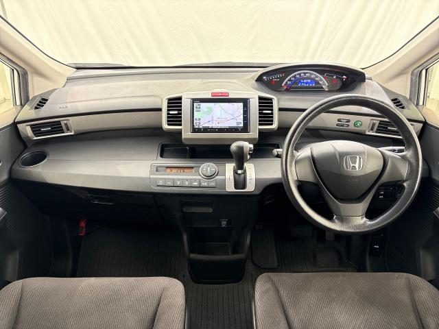 フリード ＧＨ　ＭナビＲカメラＥＴＣ左側電動ドアスマートキー　スマキー　地デジＴＶ　リヤカメラ　ナビＴＶ　横滑り防止機能　イモビライザー　メンテナンスノート　ＡＵＴＯエアコン　キーレス　Ｗエアバッグ　ＤＶＤ　ＳＲＳ（16枚目）