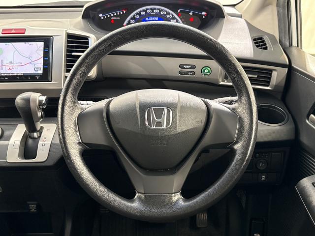 フリード ＧＨ　ＭナビＲカメラＥＴＣ左側電動ドアスマートキー　スマキー　地デジＴＶ　リヤカメラ　ナビＴＶ　横滑り防止機能　イモビライザー　メンテナンスノート　ＡＵＴＯエアコン　キーレス　Ｗエアバッグ　ＤＶＤ　ＳＲＳ（17枚目）