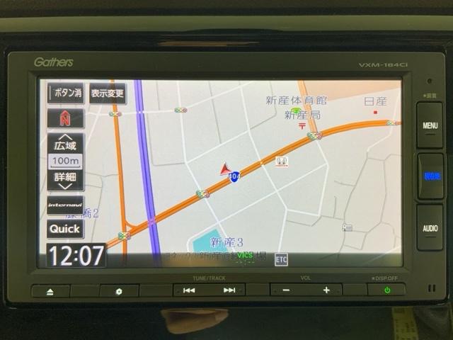 ダッシュボードに自然に溶け込むようにデザインされた純正メモリーナビゲーション。