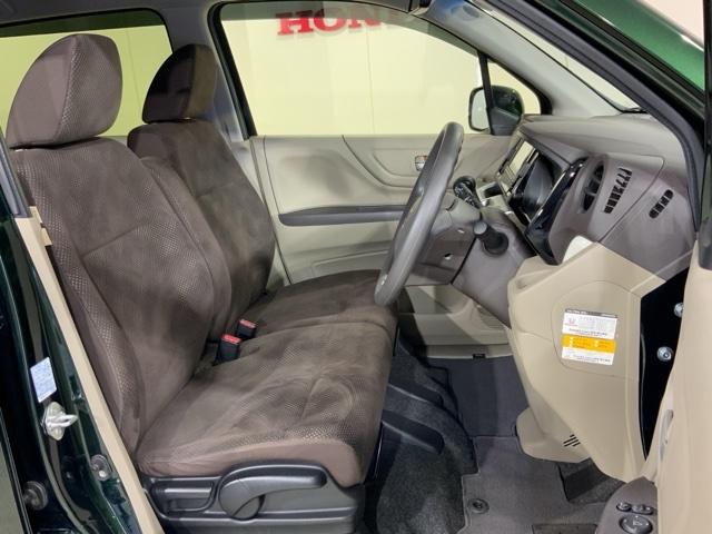 乗降がしやすい運転席。高さが調節できて小柄な女性でもベストポジションをとることができます。