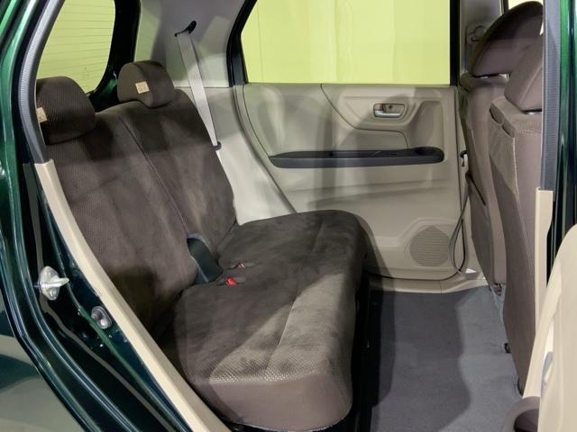 セカンドシートも足元・膝周りにゆとりを十分確保しています。