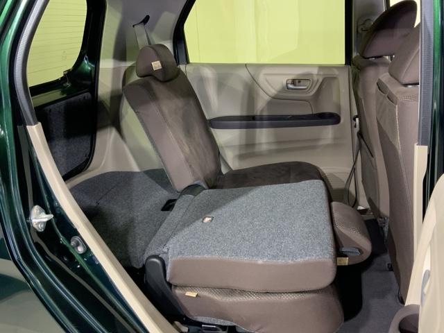 後席背もたれを倒せばちょっと大きめの荷物や長いものを積みたい時に便利です。