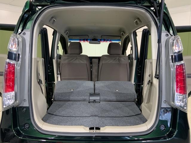 後席のシートをスライドさせると、広い荷室空間が生まれます