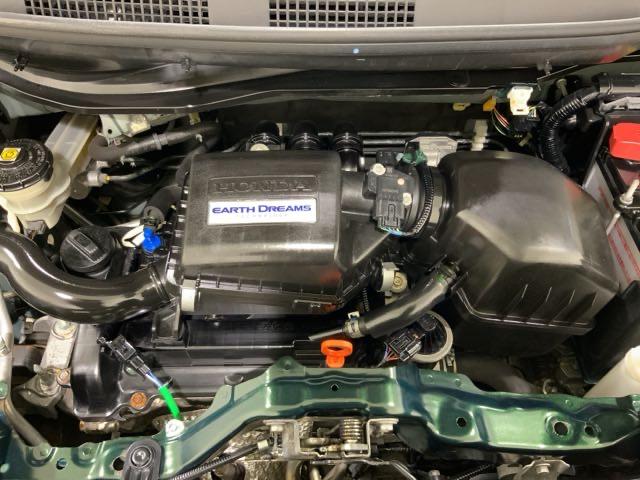 コンパクトなエンジンルームで、室内空間を確保しています。ホンダのMM思想(マンマキシマム・メカミニマム)は今でも受け継がれています