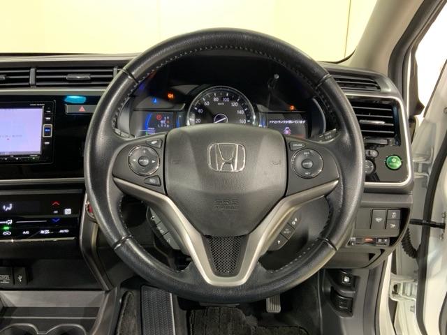 ハンドルスイッチで、走行中もハンドルから手を離すことなく、安全にオーディオをコントロールでき、クルーズコントロールで、高速道路を走行時の負担を軽減します。