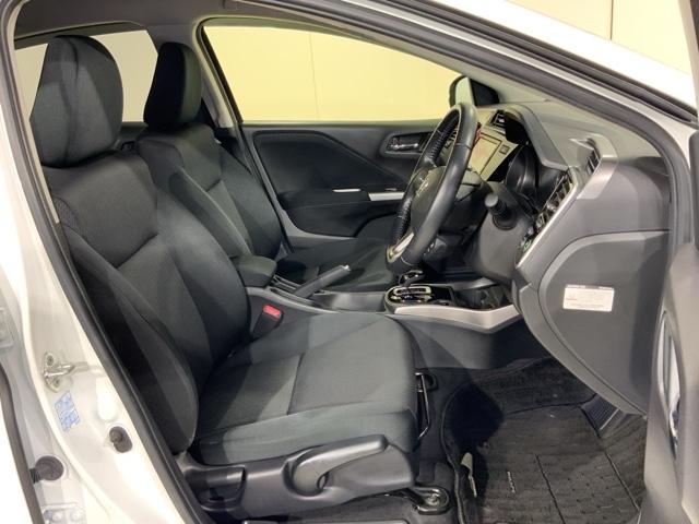 乗降がしやすい運転席。高さが調節できて小柄な女性でもベストポジションをとることができます。