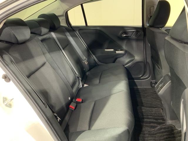 セカンドシートも足元・膝周りにゆとりを十分確保しています。