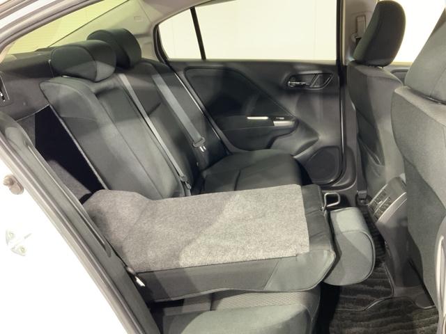 後席背もたれを倒せばちょっと大きめの荷物や長いものを積みたい時に便利です。