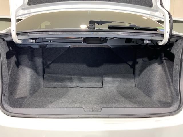 バッテリー位置や開口部形状を工夫し、ハイブリッド車ながら４３０Ｌの大容量かつ荷物の出し入れがしやすいトランクルームを実現しました。