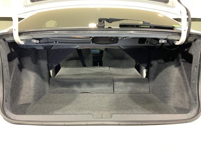 トランクスルー機構を採用。後席を簡単操作で前方に倒せるため、カーペットや釣り竿など長尺物を余裕で収納できます。左右別々に倒せる２分割式のため、３人乗車時もトランクスルーが可能で