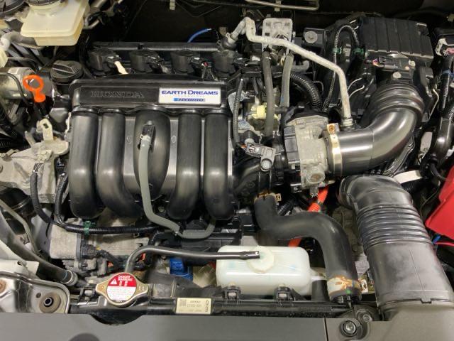 コンパクトなエンジンルームで、室内空間を確保しています。ホンダのＭＭ思想（マンマキシマム・メカミニマム）は今でも受け継がれています