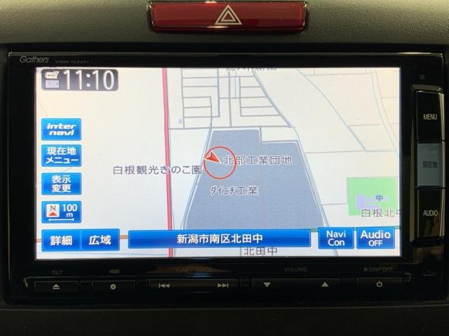 ダッシュボードに自然に溶け込むようにデザインされた純正メモリーナビゲーション。