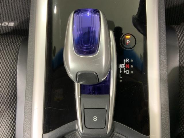 自然に手が届く距離に配置されたシフトレバー