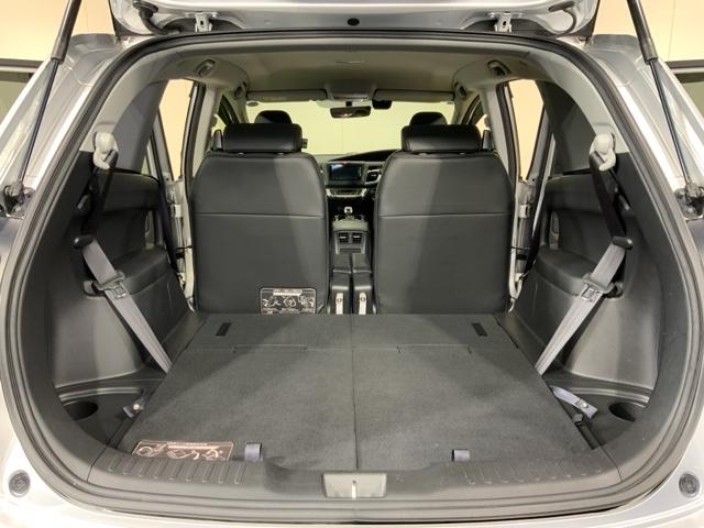 後席背もたれを倒せばちょっと大きめの荷物や長いものを積みたい時に便利です。