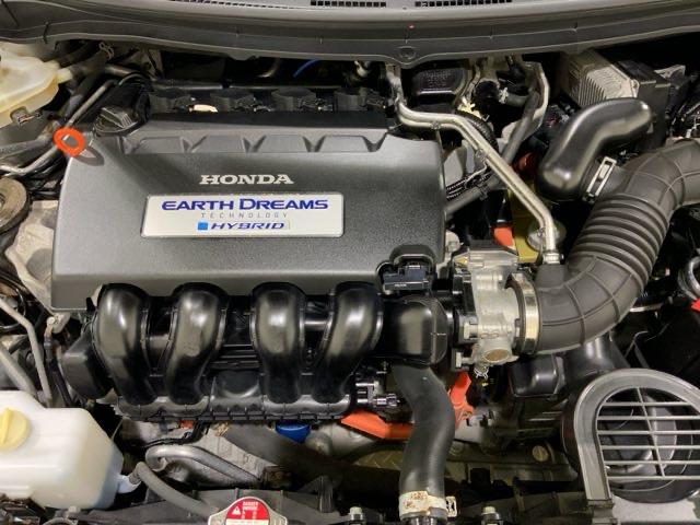 コンパクトなエンジンルームで、室内空間を確保しています。ホンダのＭＭ思想（マンマキシマム・メカミニマム）は今でも受け継がれています