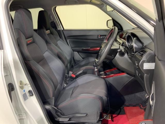 乗降がしやすい運転席。高さが調節できて小柄な女性でもベストポジションをとることができます。